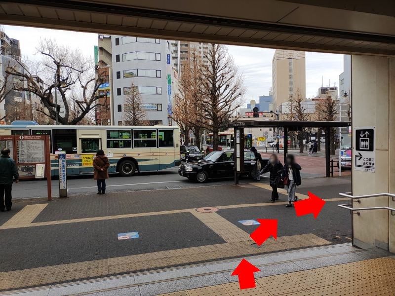 北口に出たら右へ進みます。