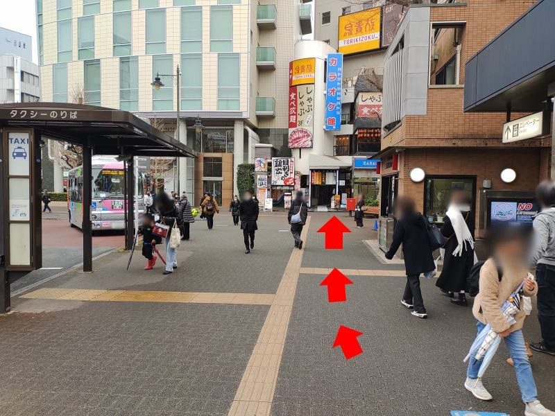 40mほど先にあるカラオケ店のビルへ向かいます。