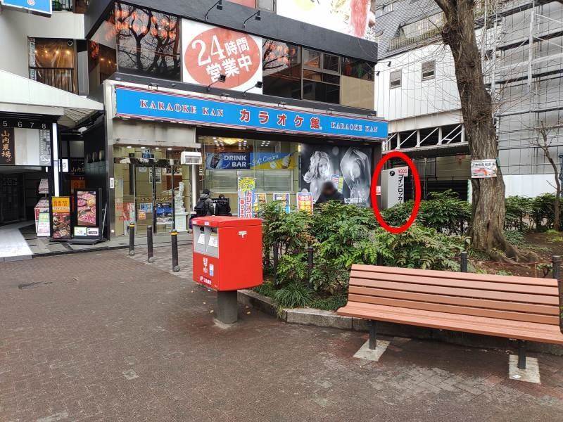 カラオケ店のビルの角にコインロッカーがあります。