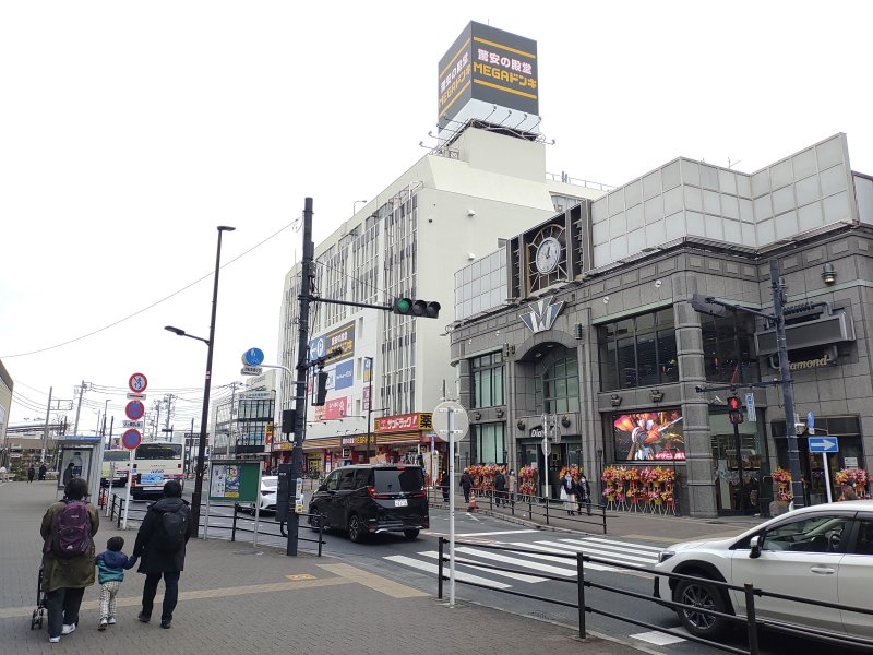 北口から約100mほどの所にMEGAドン・キホーテがあります。