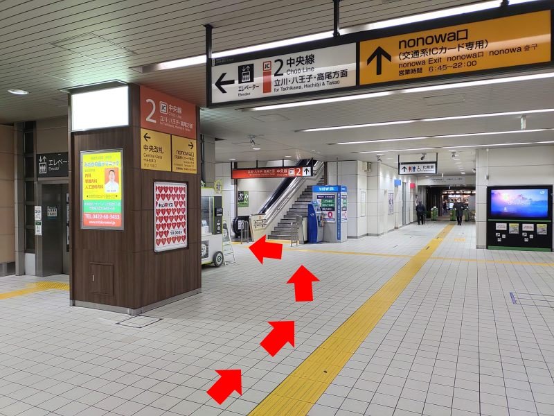 JR中央改札から入って左前方にあるエレベーターの裏側に回り込みます。