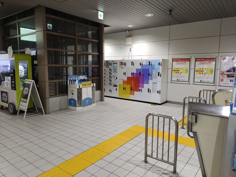 エレベーターの裏側にコインロッカーがあります。