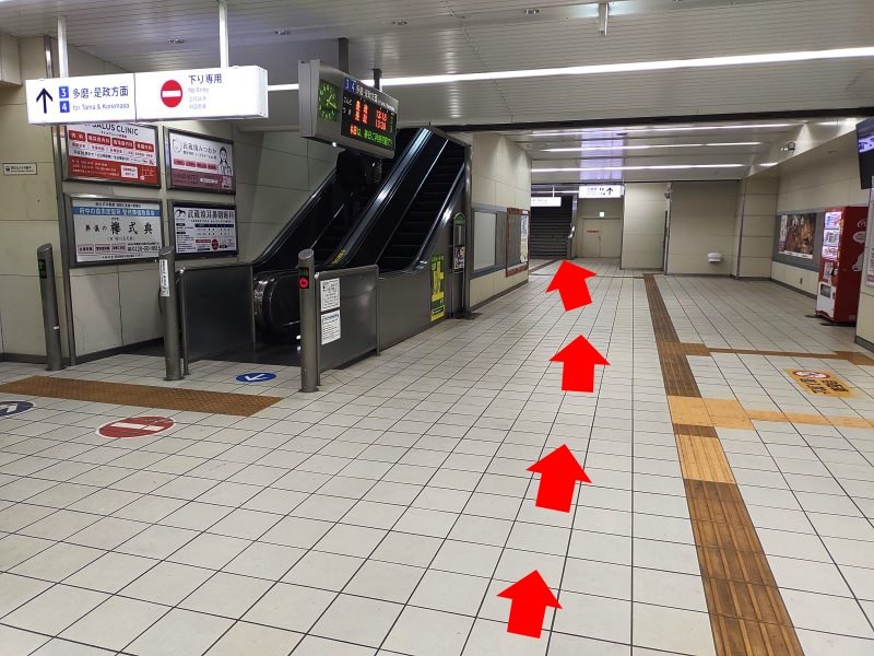 西武鉄道の改札から入ったら直進してエスカレーターを通過します。