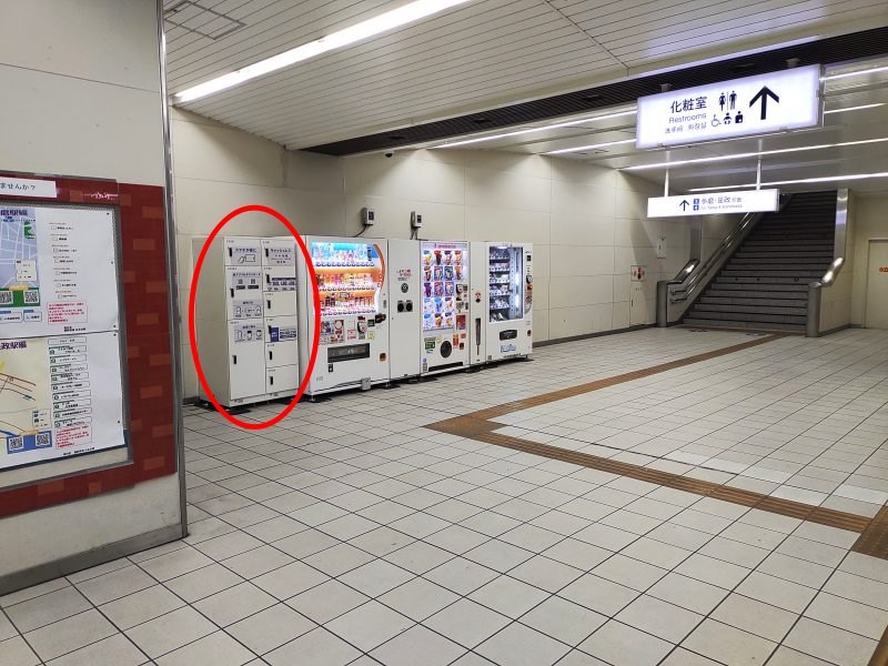 エスカレーターの裏側にコインロッカーが設置されています。