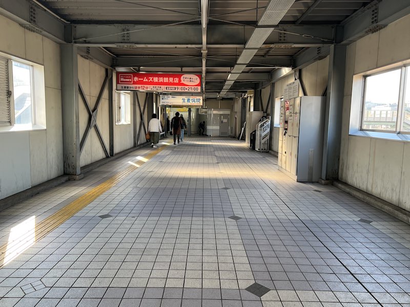 2・3番線ホームから跨線橋に上がり改札方面へ進むと右側にコインロッカーが見えてくる。