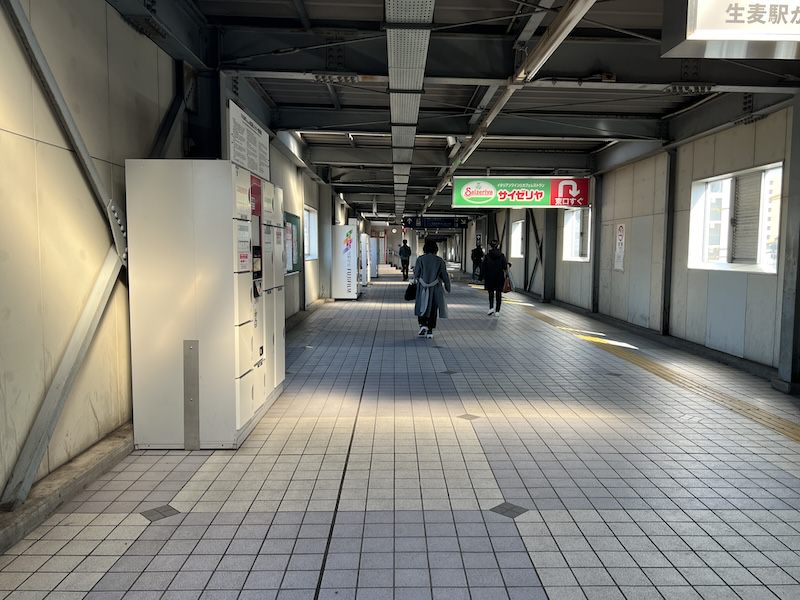 コインロッカー側からホームへの階段方向を見る