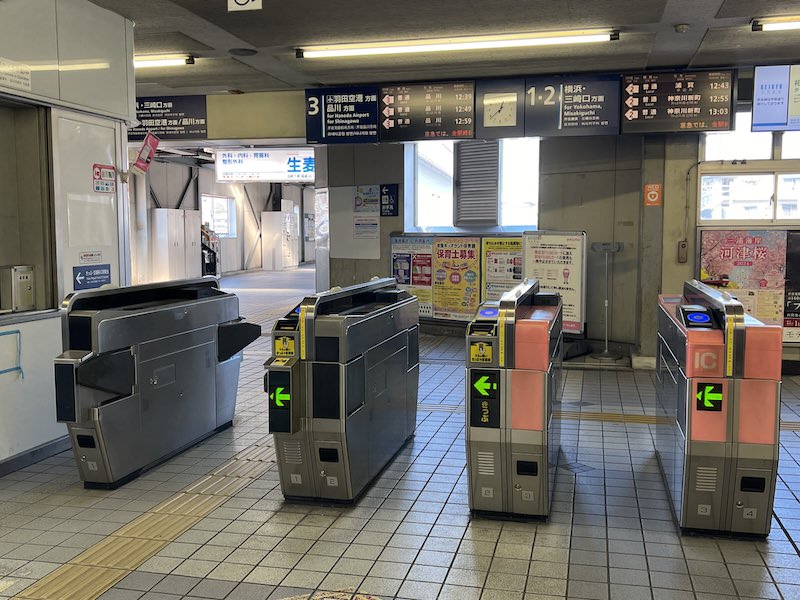 改札外から見たコインロッカー