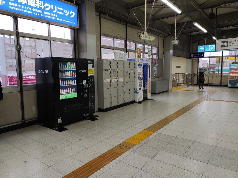 改札を出て右前方にコインロッカーがあります。