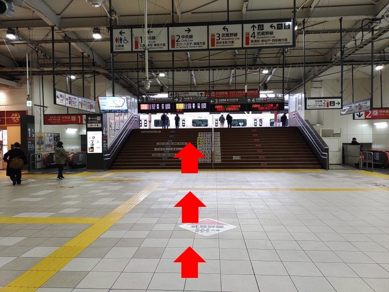 改札を入って正面の階段を上ると4番線ホームへ出ます。
