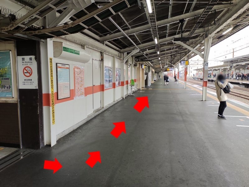 4番線ホームを左に進みます。