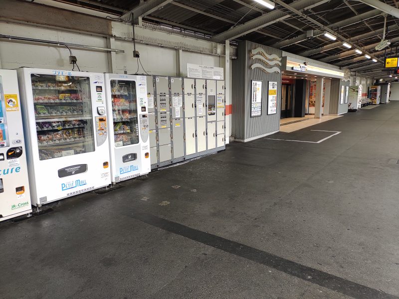 しばらく行くと「nonowa」飲食店エリアの入口手前にコインロッカーがあります。