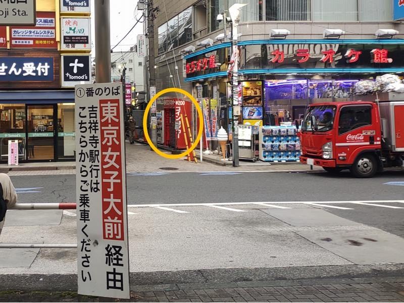 北口の道をはさんで向かい側のカラオケ店の横にコインロッカーがあります。(近くに横断歩道あり)