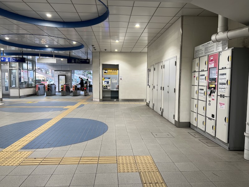 改札内コンコースにあるコインロッカー