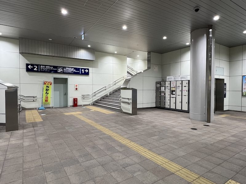 改札内羽田空港・横浜・三浦海岸方面への階段・エレベーター付近にあるコインロッカー