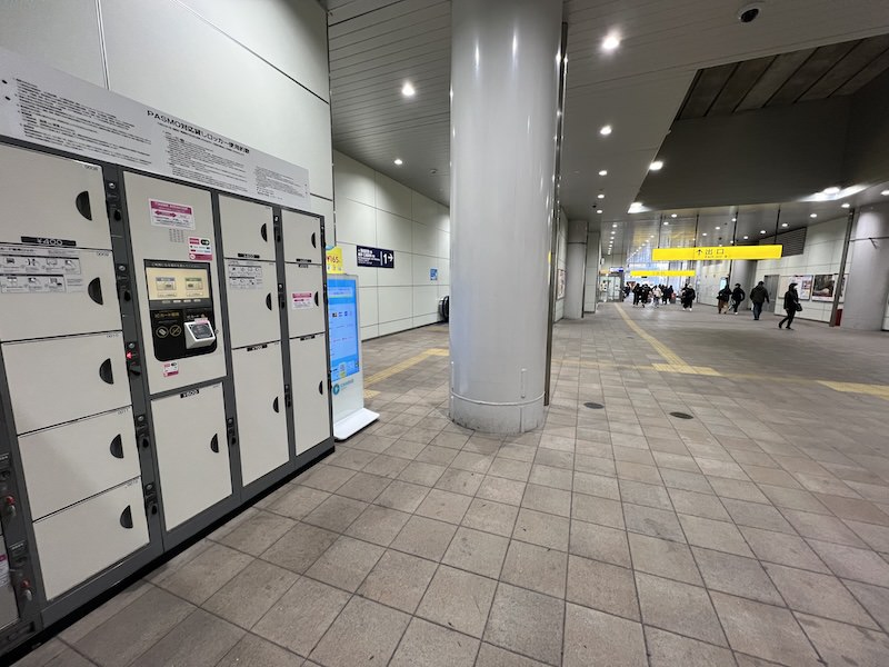 コインロッカー側から改札を見る