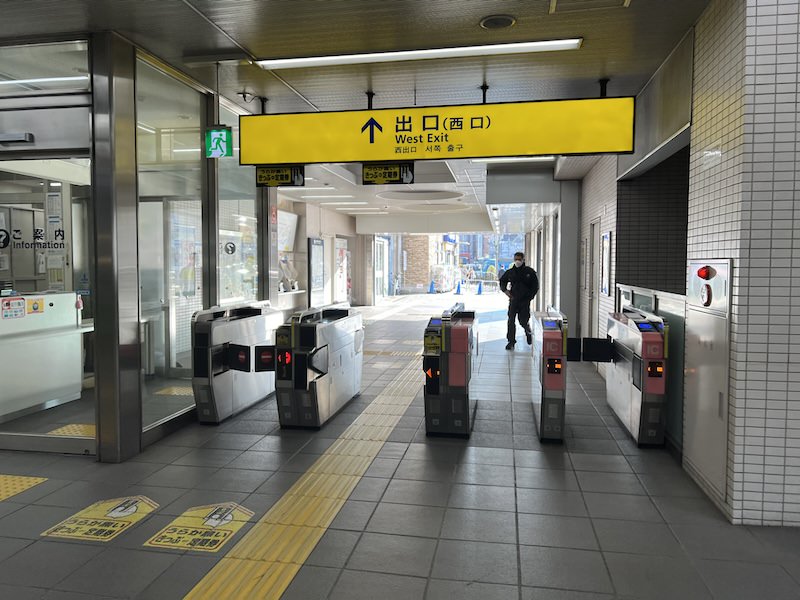 西口の改札を出て左側のきっぷうりばを過ぎたところにコインロッカーがある