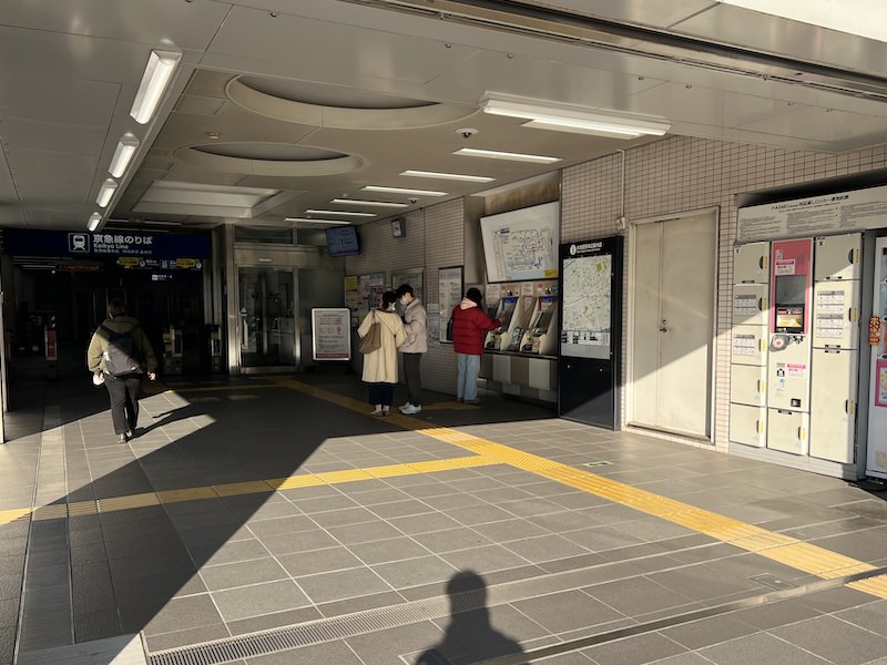 コインロッカー側から改札を見る