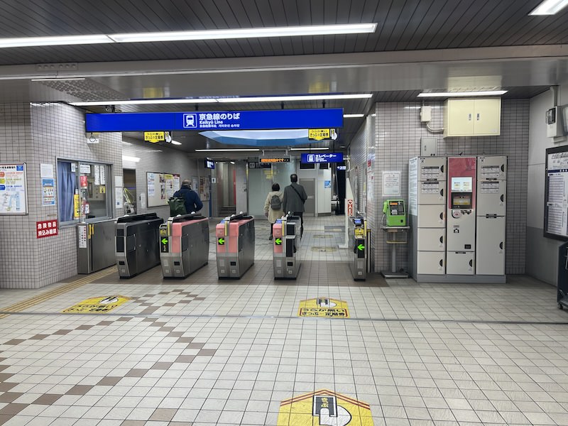 改札を出てすぐ左側に設置されているコインロッカー