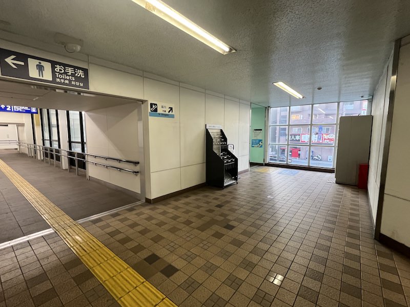 北口の改札側から見たコインロッカー