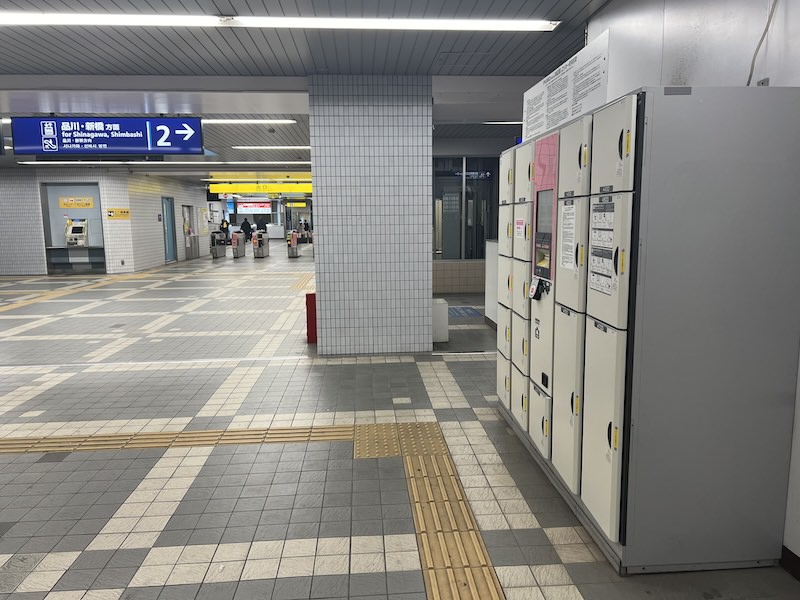 コインロッカー側から改札を見る