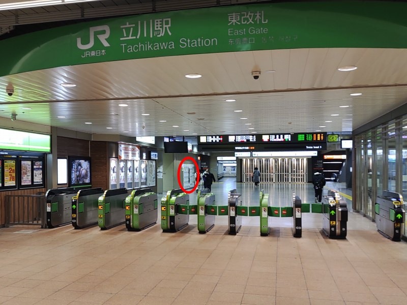 東改札から入って左前方にコインロッカーがあります。