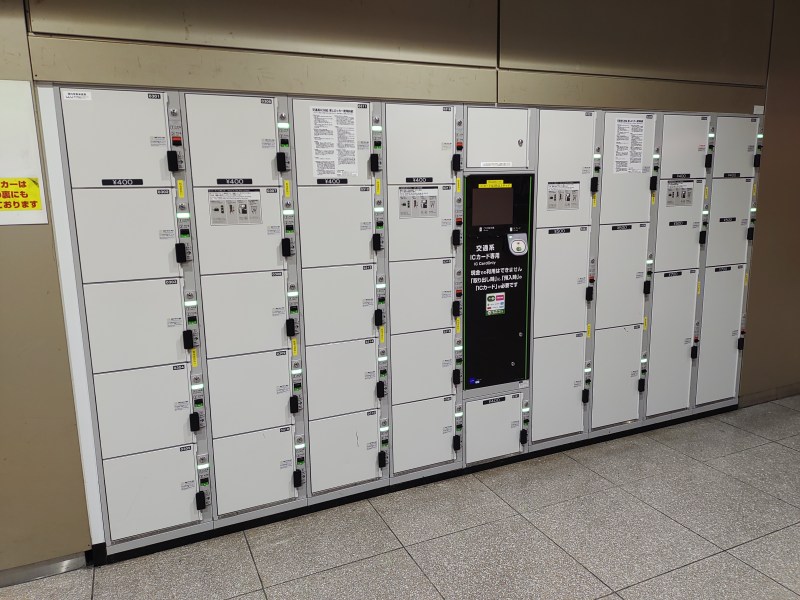 東改札から入って左前方のコインロッカー