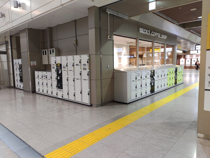 奥の壁のほうにもコインロッカーがあります。