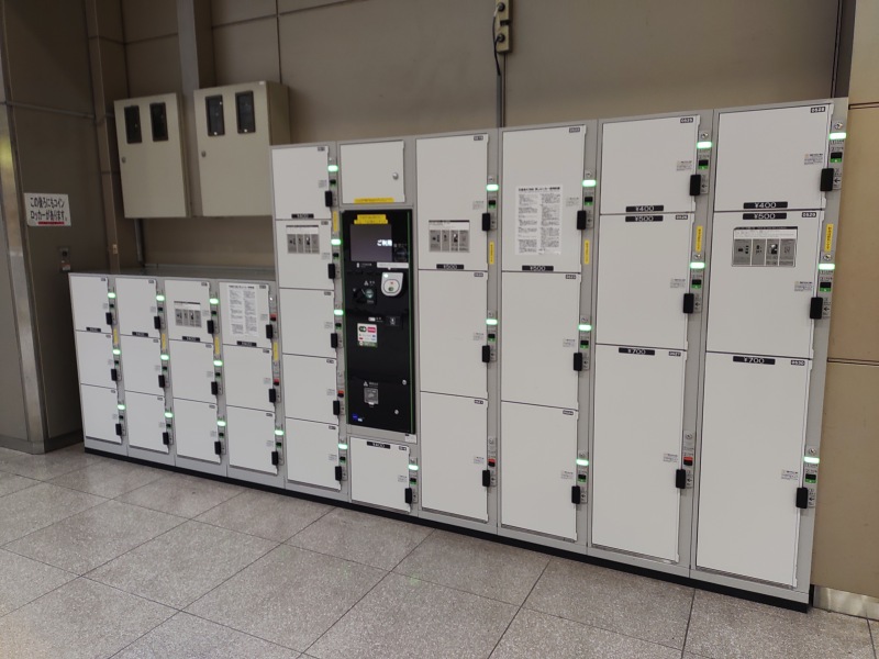 1台だけ現金+交通系ICカード両方に対応したロッカーで、ほかの3台は交通系ICカード専用ロッカーです。