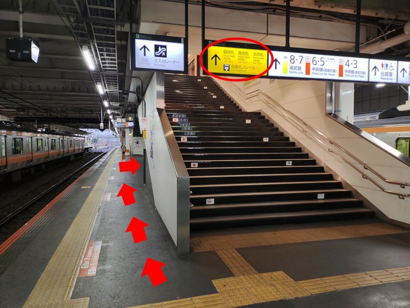 1,2番線ホームから西改札・南改札・北改札に続く階段の裏側に回り込みます。