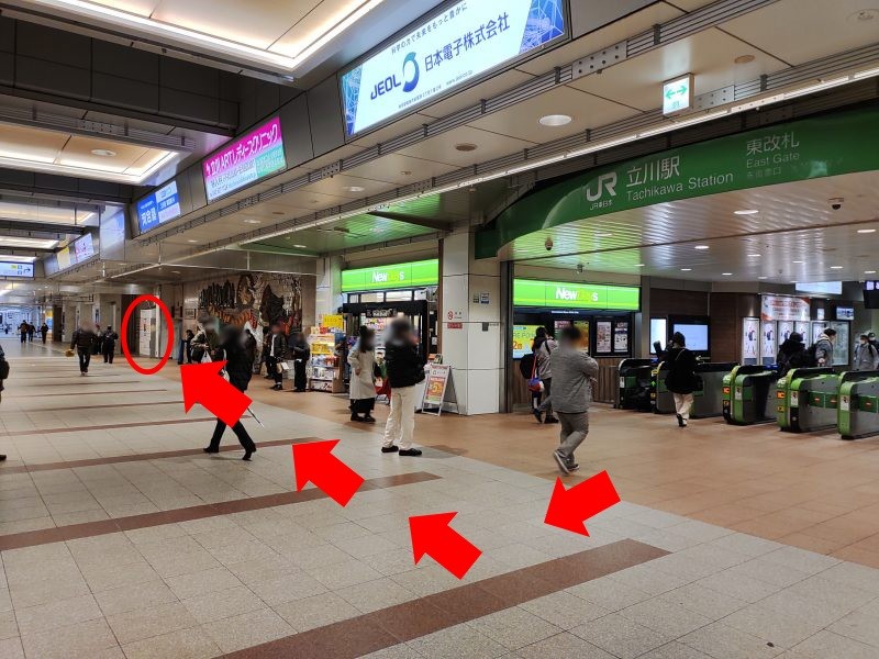 東改札から出て右(西改札から出て左)に30mほど行ったところにコインロッカーがあります。