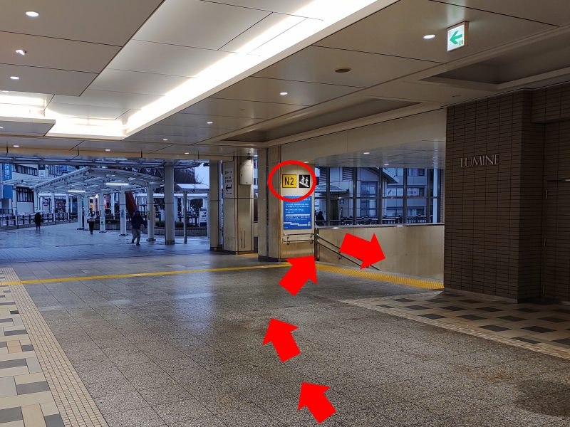 東改札(西改札)から北口へ向かって行き、北口右側の階段(N2階段)を降ります。