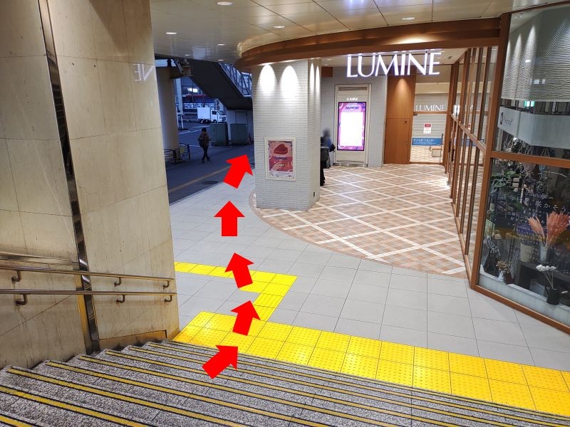 1階に降りたら駅ビルの外側に沿って進んでいきます。