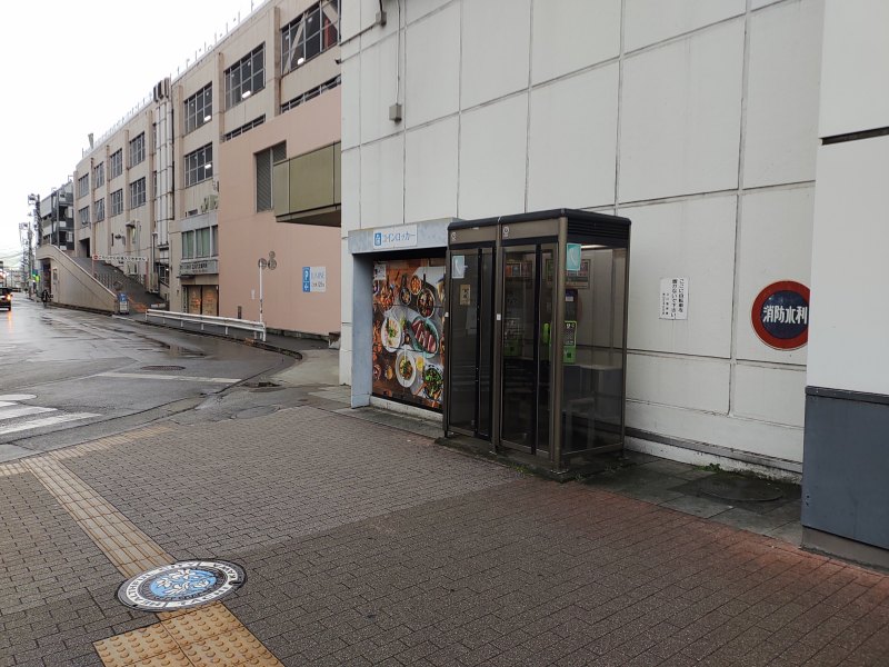 右の壁ぎわにコインロッカーがあります。