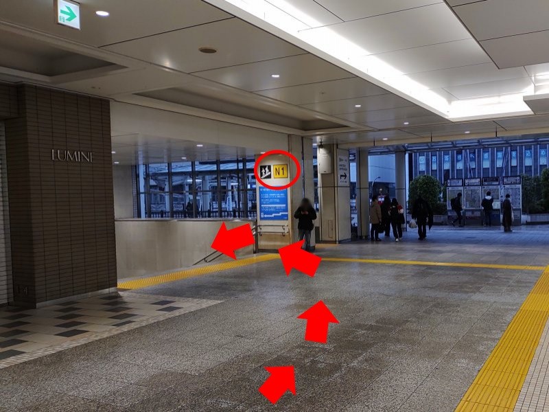 東改札(西改札)から北口へ向かって行き、北口左側の階段(N1階段)を降ります。