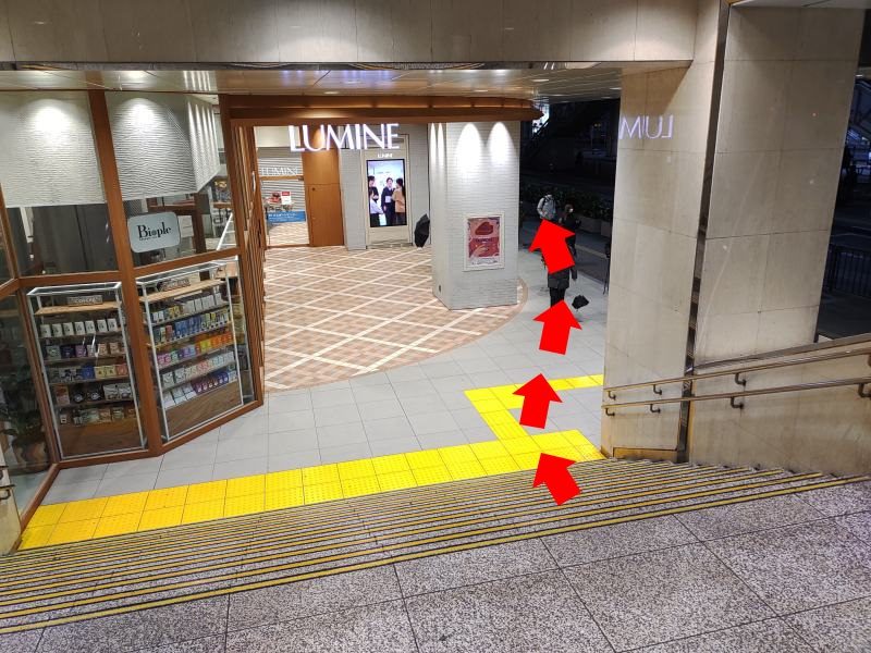 1階に降りたら駅ビルの外側に沿って進んでいきます。