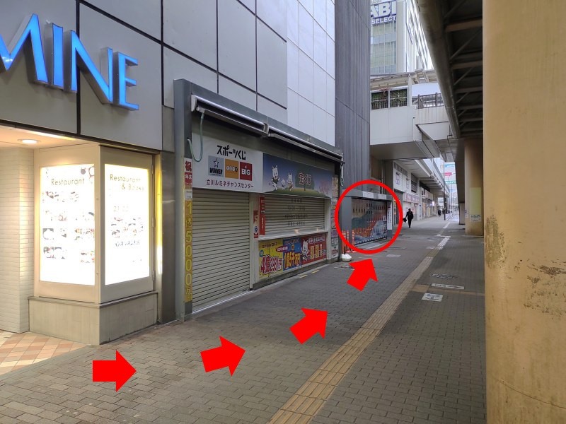 階段を降りて20mほど行ったところにコインロッカーがあります。