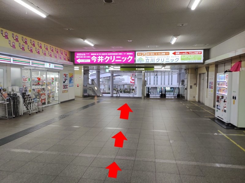 立川駅方面改札を出て直進し、出口の下り階段の方へ向かいます。