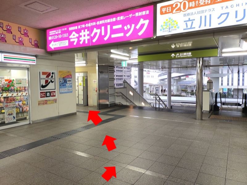 下り階段の手前左側にあるスペースにコインロッカーが設置されています。