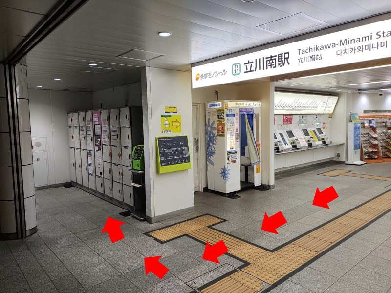 切符売り場の先にある右側のスペースにコインロッカーが設置されています。