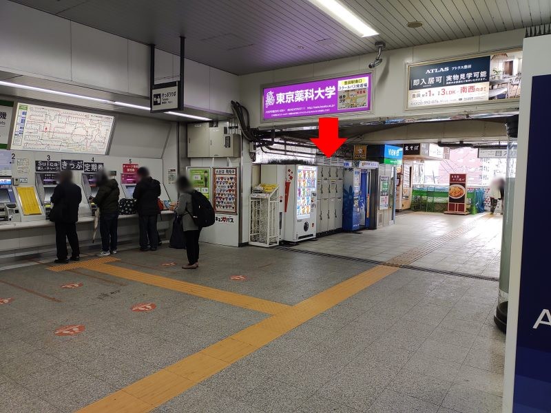 改札を出て右前方のきっぷうりば近くにコインロッカーがあります。