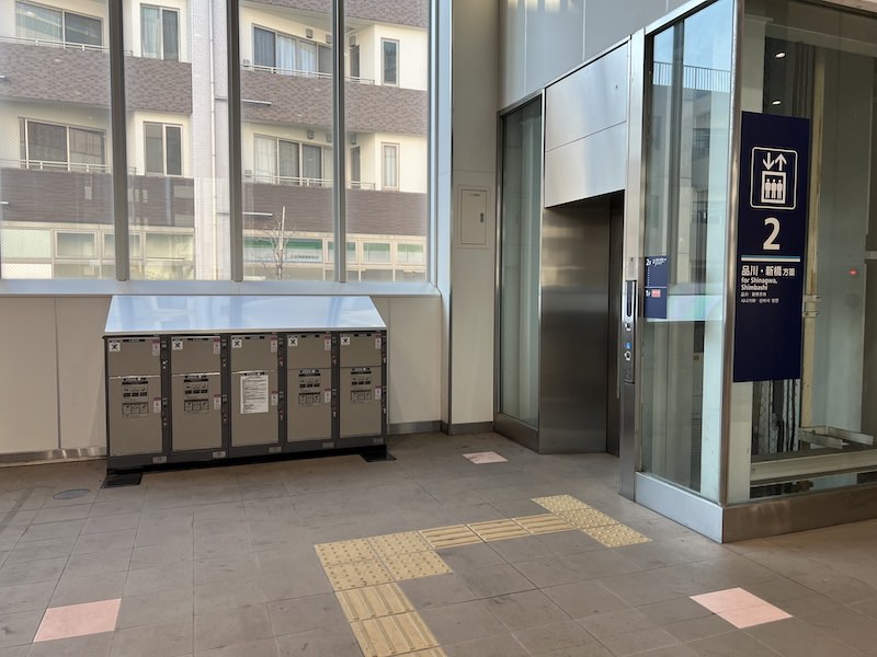 改札内品川・新橋方面行きホームへのエレベーター前にあるコインロッカー