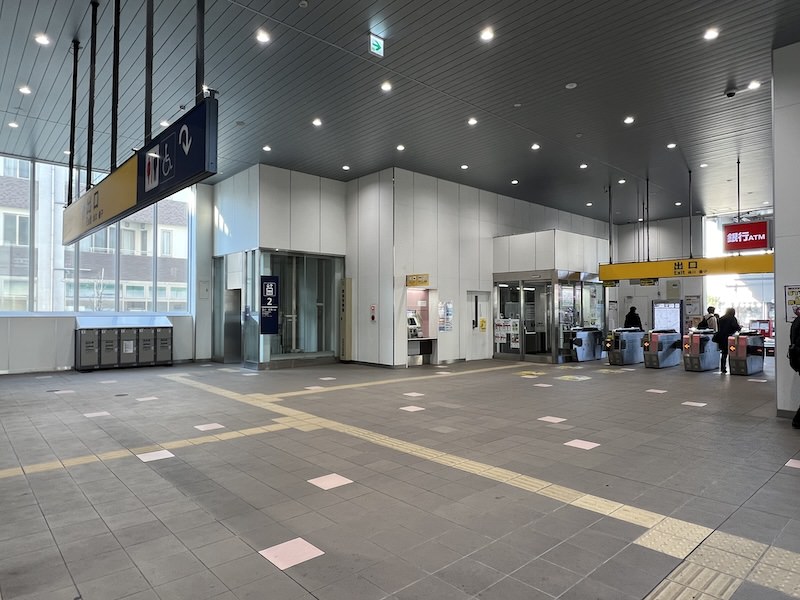 コインロッカーと改札の位置関係