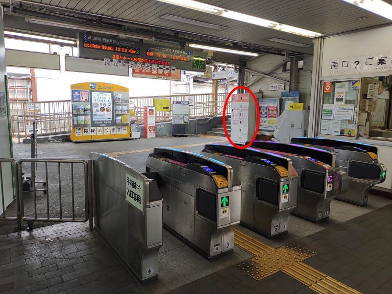 南口改札から入って右前方にコインロッカーがあります。