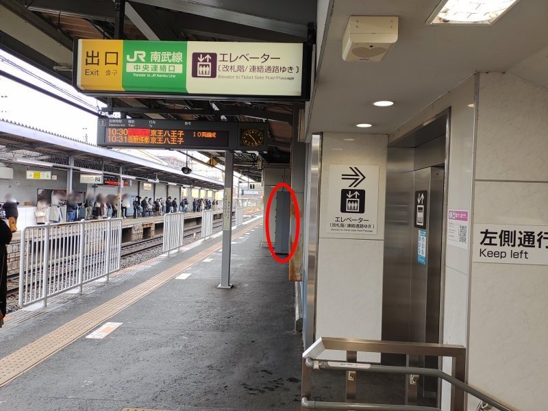 1番ホームへ出て右奥にコインロッカーがあります。