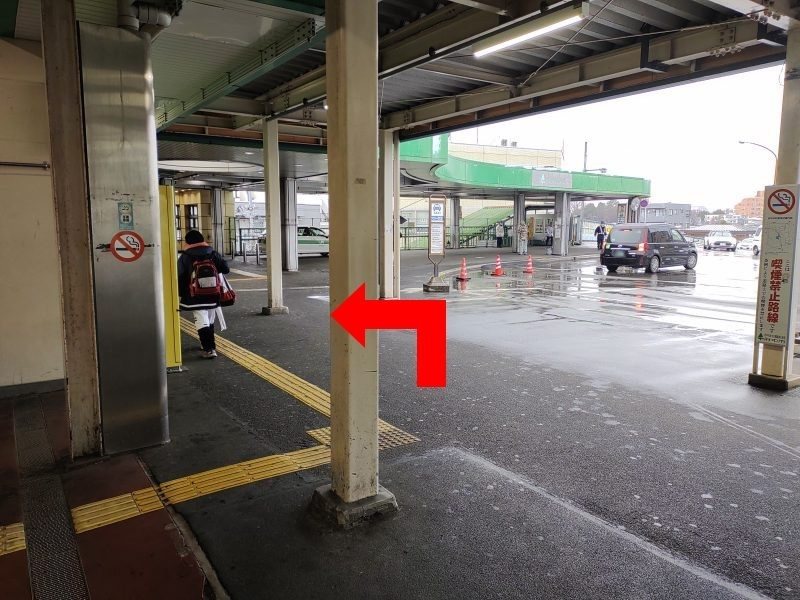 改札を出て左前方のタクシーのりばへ向かい、途中の角を左に曲がります。
