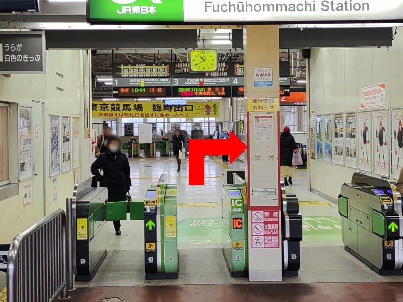 改札を入って最初の角を右に曲がります。