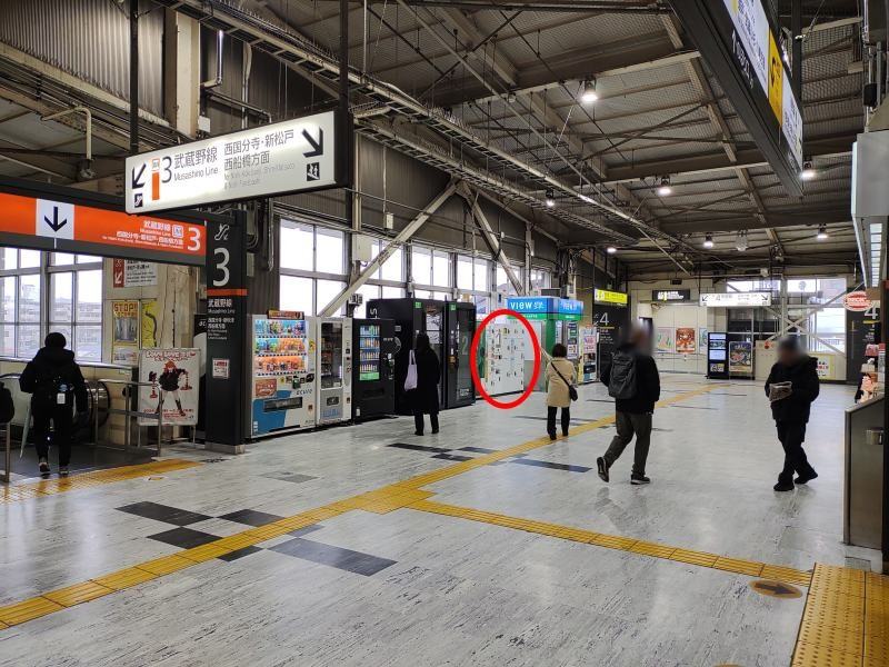 通路左奥の4番線(南武線)エスカレーターへ向かう途中にコインロッカーがあります。