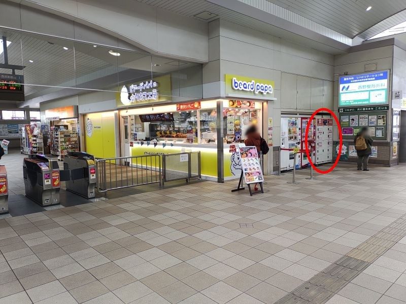 改札を出て左へ行くと、通路左側にコインロッカーがあります。