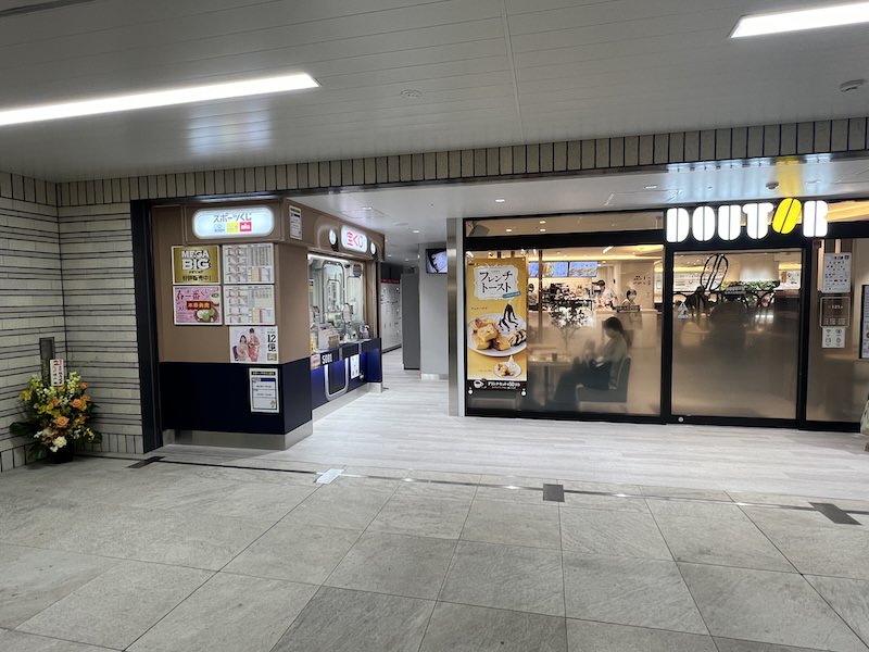 百貨店口改札を出て右側にあたらしくできた改札外店舗の横のスキマにコインロッカーが設置されている