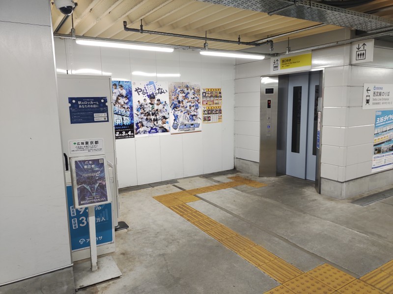 通路左側にあるエレベーターの向かい側にコインロッカーがあります。